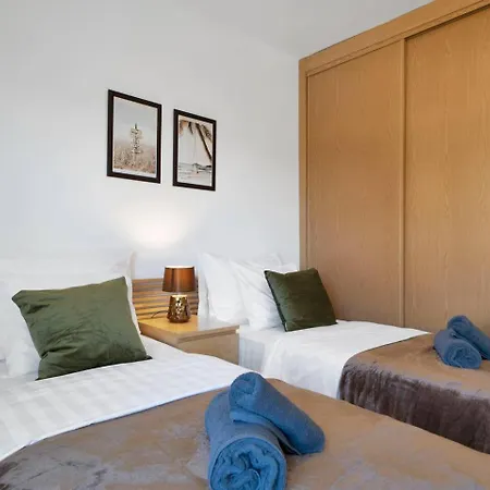 Riviera Modern 2br W Sunny Balcony And Pools *