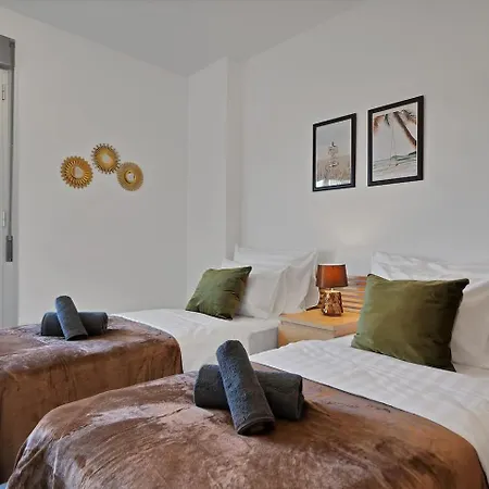 Riviera Modern 2br W Sunny Balcony And Pools *