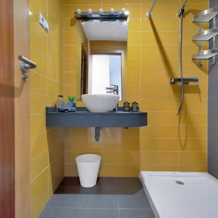 Riviera Modern 2br W Sunny Balcony And Pools Apartmán *